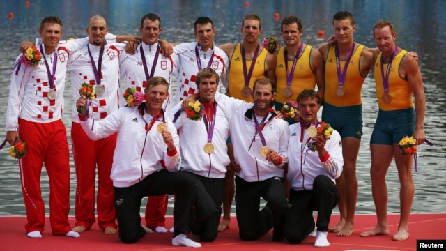Veslači Hrvatske, Njemačke i Australije na dodjeli medalja, London, 2012.