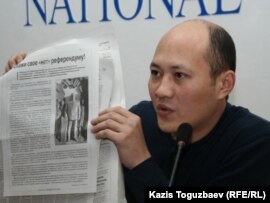 Сергей Зелепухин, редактор по финансам газеты 'Голос республики' на пресс-конференции. Алматы, 14 января 2011 года.
