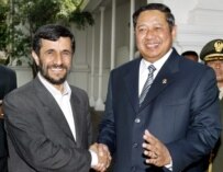 Iranian President Mahmud Ahmadinejad (left) with Indonesian President Susilo Bambang Yudhoyono (epa)