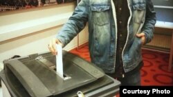 На избирательному участке во время референдума в Нидерландах о сближении ЕС и Украины. Амстердам, 6 апреля 2016 года.