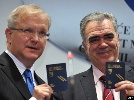 Bivši evropski komesar za proširenje Oli Ren (Olli Rehn-lijevo) i šef Delegacije Evropske komisije u BiH Dimitris Kourkoulas pokazuju nove biometrijske pasoše BiH, koji su bili jedan od uslova za ukidanje viza, Sarajevo 19. oktobar 2009.