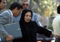 Soltani (left), pictured with colleague and Nobel laureate Shirin Ebadi during the Kazemi trial in mid-2004