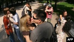 Public kissing in Moscow recently seems to have reached a new level.