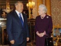Kazakh President Nursultan Nazarbaev and Queen Elizabeth II at Buckingham Palace, London, on November 21 (AFP)