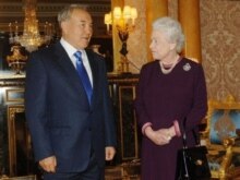 U.K. -- Britain's Queen Elizabeth II (R) receives Kazakh President Nursultan Nazarbaev at Buckingham Palace, in London, 21Nov2006