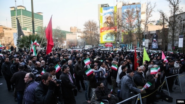 خبرگزاری دانشجویان ایران، ایسنا، تعداد حاضران در مراسم سالروز ۹ دی را حدود ۳۰۰ نفر تخمین زده است.