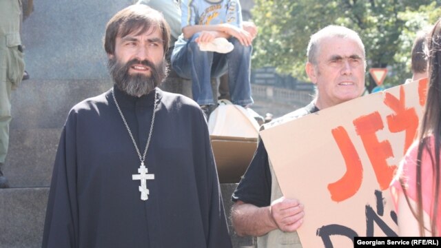 აქციაზე მრავლად იყვნენ მისი ჩატარების მოწინააღმდეგეებიც