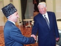 Russian President Boris Yeltsin (right) meeting in the Kremlin with Aslan Maskhadov (TASS)
