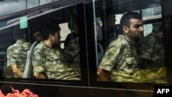 Турецкие солдаты, задержанные после попытки государственного переворота.