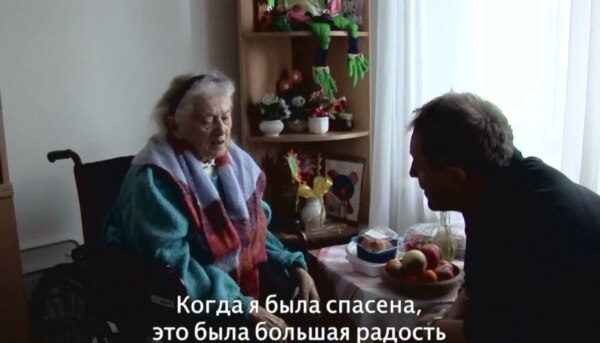 Кадр из фильма Last Folio. Юрий Дойч со столетней собеседницей