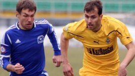 Қазақстан чемпионатының бір сәті. Йосип Кнежевич (оң жақта), "Қайрат" футбол клубының жартылай қорғаушысы. (Көрнекі сурет)