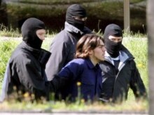 Germany - Federal policemen lead off an alleged terror suspect (2-R) at the Federal Supreme Court (BGH) in Karlsruhe, 05Sep2007