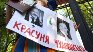 «Некрасиві» дівчата прийшли до Табачника 