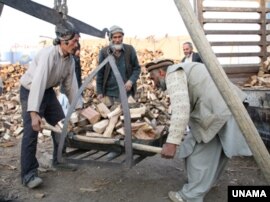 افغان های برای گرم ساختن خانه ها از چوب استفاده می کنند