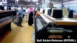 عمال في معمل للنسيج