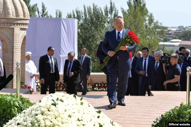 Президент Казахстана Нурсултан Назарбаев возлагает цветы к могиле Ислама Каримова. Самарканд, 12 сентября 2016 года.
