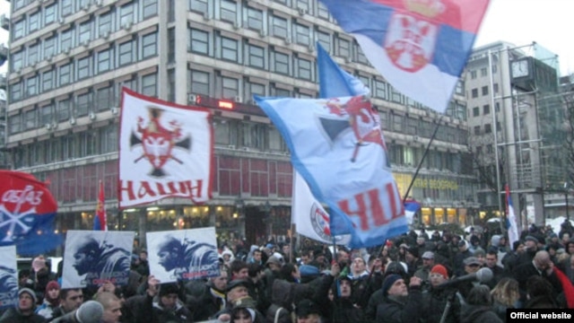 Pristalice pokreta "Naši" na jednom od skupova u Beogradu