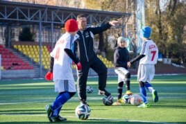 Алматыда жаңадан ашылған футбол академиясындағы жаттығу сәті. 19 қараша 2014