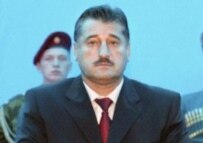 Alu Alkhanov at his 2004 inauguration (epa file photo)