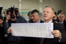 Ukraine -- The head of the Ukrainian Central Election Committee Yaroslav Davidovich displays the new ballot of next parliament’s elections, Kyiv, 2 Mar. 2006