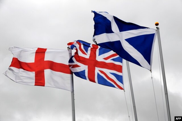 از راست: پرچم اسکاتلند، پرچم پادشاهی متحده بریتانیا (برگرفته از پرچم سرزمین‌های متحد) و پرچم انگلستان