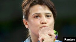 Екатерина Ларионова Рио олимпиадасының қола медалін сүйіп тұр. Бразилия, Рио-де-Жанейро, 18 тамыз 2016 жыл.
