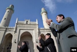 Azərbaycanda rəyi soruşulanların cəmi 21 faizi deyib ki, din gündəlik həyatlarında mühüm rol oynayır