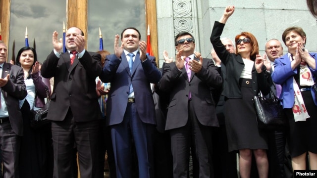 ՕԵԿ-ի ներկայացուցիչները Ազատության հրապարակում կայացած հանրահավաքում, 6 ապրիլի, 2012 թվական