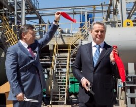 Дмитрий Фирташ (справа) и Виктор Янукович н открытии нового комплекса по производству серной кислоты в Крыму, 27 апреля 2012