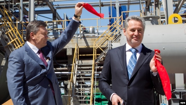 Виктор Янукович и Дмитрий Фирташ (справа) на церемонии открытии нового цеха на предприятии 