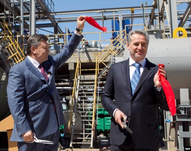 Дмитрий Фирташ (справа) и Виктор Янукович н открытии нового комплекса по производству серной кислоты в Крыму, 27 апреля 2012