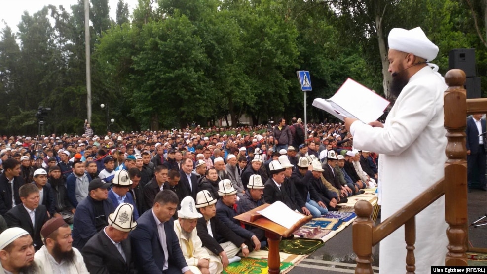 Праздничный намаз в Бишкеке. 5 июля 2016 года.