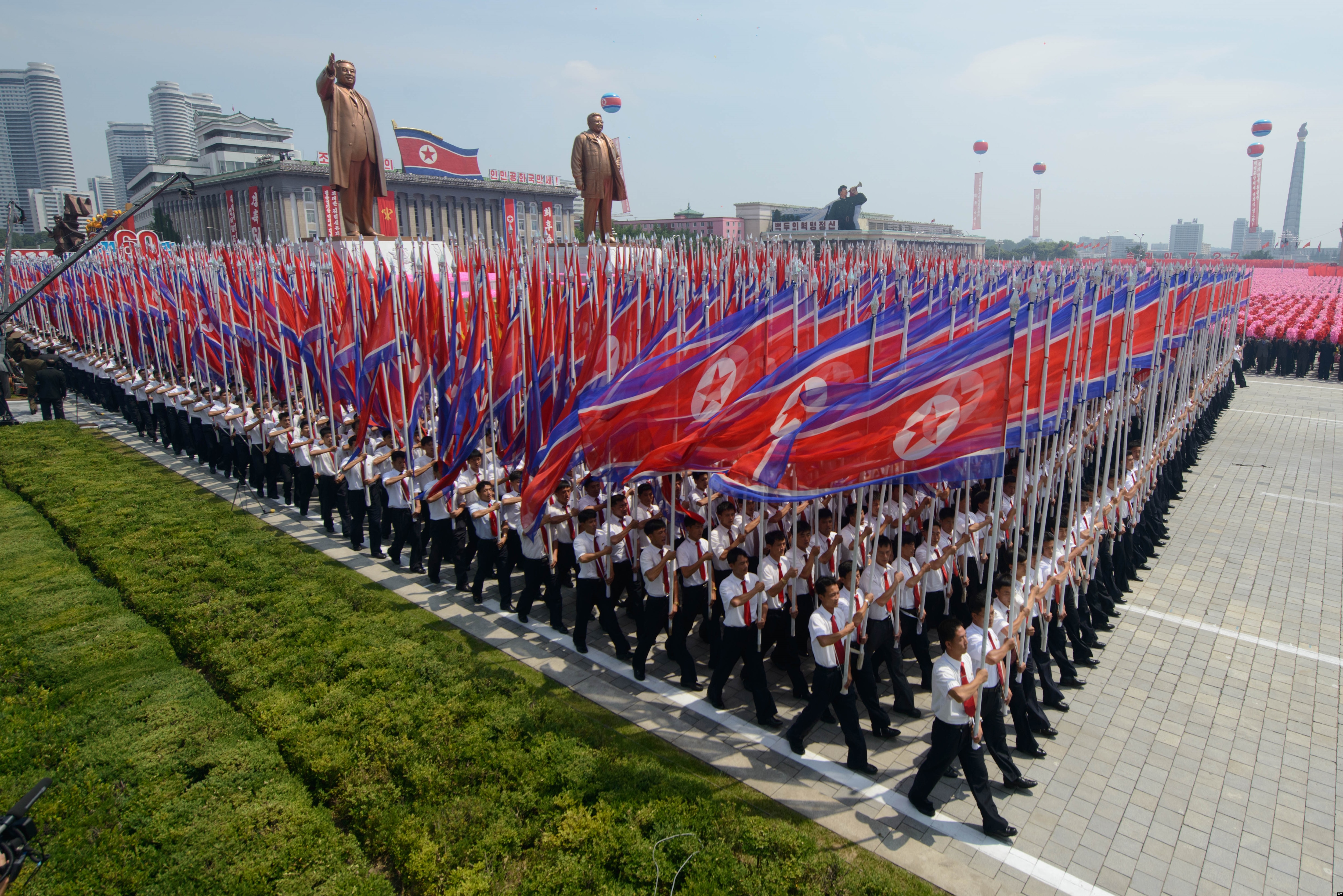 Paqja 60 vjeçe – Koreja veriore tregon muskujt