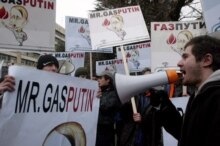 Georgia -- Residents of Tbilisi demonstrate in Tiblisi, holding up placards that show a caricature of a Hitler-like Russian President Putin and read 'Mr. GasPutin', 22 Jan. 2006