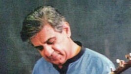 از منوچهر ترانه های بسياری به يادگار مانده است، اما در میان این آثار، ترانه «کلاغا» با کلام نوذر پرنگ و آهنگ پرويز مقصدی تهیه شد، به امضای هنری او در عالم موسیقی بدل شده است.