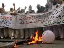 Pakistan – Religion / Christianity – Pakistani protesters chant slogans and burn an effigy of Pope Benedict XVI in protest at a speech deemed to link Islam with violence, Karachi, 16Sep2006