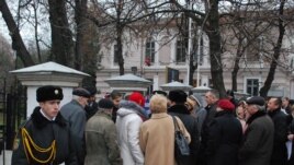 In fața ambasadei române la Chișinău în 2009