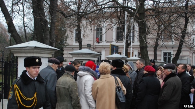 In fața ambasadei române la Chișinău în 2009