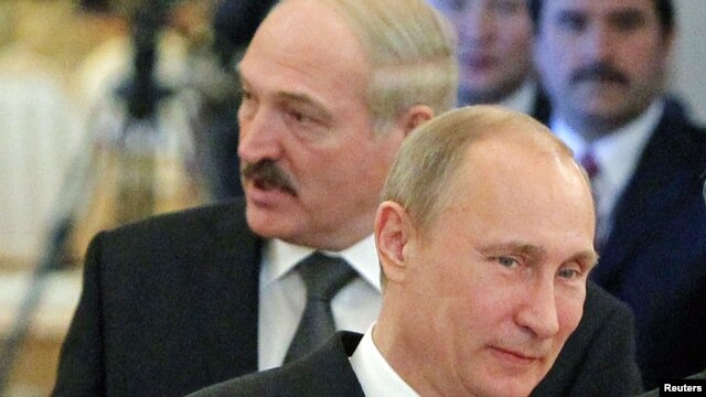 Russian President Vladimir Putin (foreground) and his Belarusian counterpart, Alyaksandr Lukashenka, at the CSTO summit in Moscow