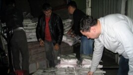 Судебные исполнители производят арест тиража газеты «Республика» в типографии. Фото предоставлено редакцией газеты «Республика». Алматы, 18 сентября 2009 года. 