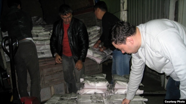 Судебные исполнители производят арест тиража газеты «Республика» в типографии. Фото предоставлено редакцией газеты «Республика». Алматы, 18 сентября 2009 года. 