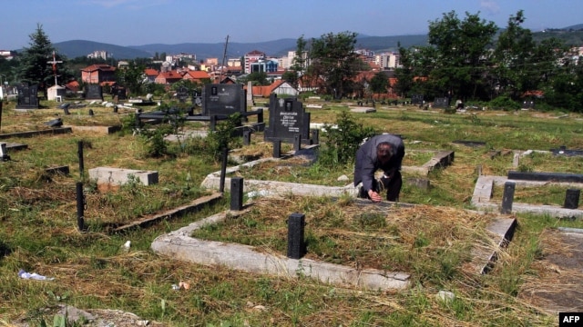 Foto nga arkivi, varrezat ortodokse serbe në Mitrovicë