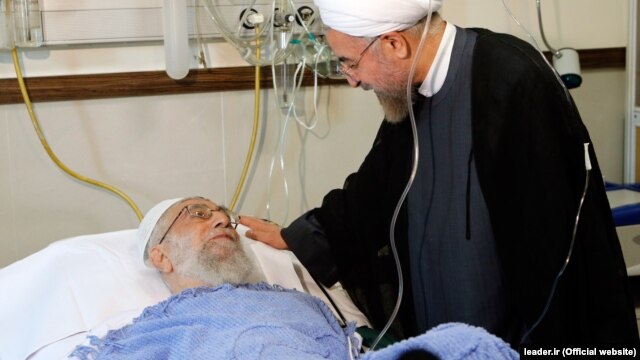 حسن روحانی در حال عیادت از علی خامنه‌ای در بیمارستان. ۱۷ شهریور ۹۳.