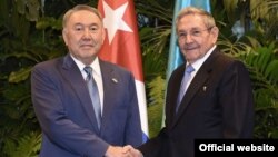 Қазақстан президенті Нұрсұлтан Назарбаев (сол жақта) және Куба президенті Рауль Кастро. Гавана, 2 сәуір 2016 жыл.