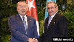 Президент Казахстана Нурсултан Назарбаев и президент Кубы Рауль Кастро. Гавана, 2 апреля 2016 года.