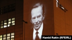 Below the image of Vaclav Havel on the front of RFE/RL's Prague headquarters is added in Czech: "Thank you."