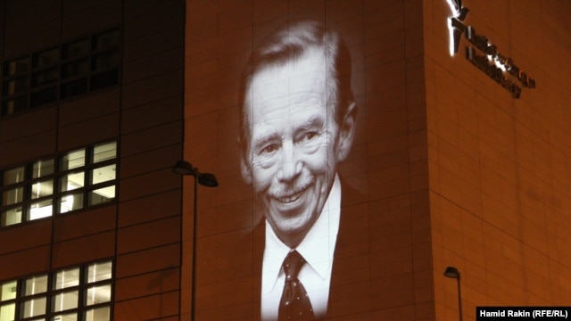 Below the image of Vaclav Havel on the front of RFE/RL's Prague headquarters is added in Czech: "Thank you."