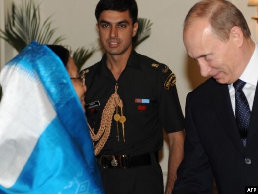 Indian President Prathibha Patil (left) welcomes Russian Prime Minister Vladimir Putin at the presidential palace in New Delhi.