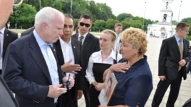 Senatorul republican John McCain s-a întâlnit în timpul vizitei sale de o zi la Chişinău şi cu Stela Surchicean, care protesta împotriva detenţiei la Tiraspol a fiului său, Ilie Cazac. 11 iunie 2011.