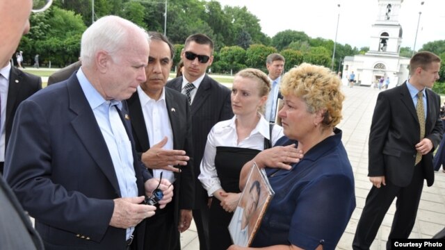 Senatorul republican John McCain s-a întâlnit în timpul vizitei sale de o zi la Chişinău şi cu Stela Surchicean, care protesta împotriva detenţiei la Tiraspol a fiului său, Ilie Cazac. 11 iunie 2011.